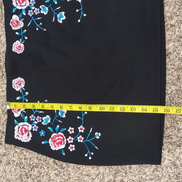 Express black floral embroidered mini skirt - Picture 5 of 8
